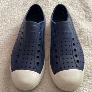 Mens Size 8 Native Jefferson shoes in Navy